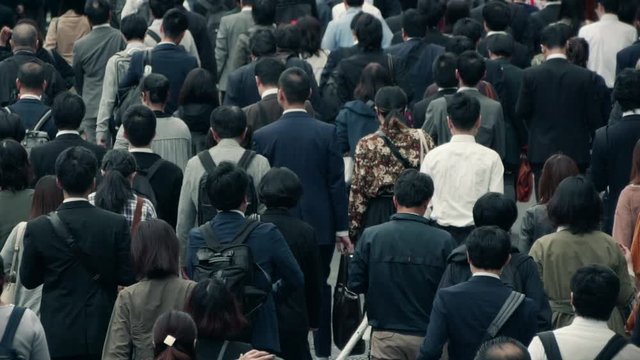 新宿駅で通勤ラッシュで出勤する日本人ビジネスマンの群衆