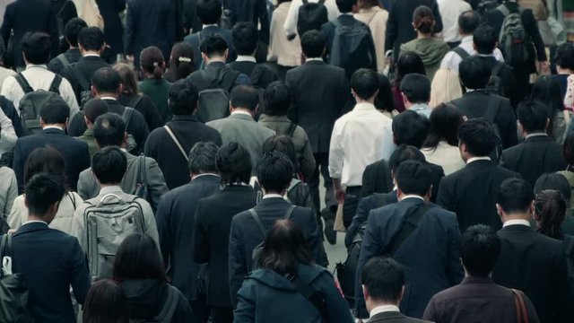 新宿駅で通勤ラッシュで出勤する日本人ビジネスマンの群衆