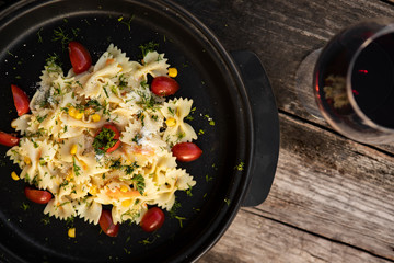Deliciosa Pasta y una copa de vino rojo