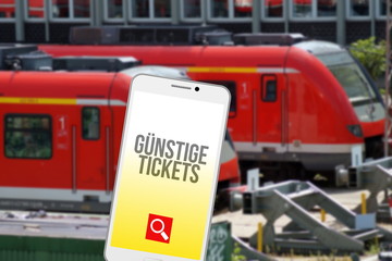 Ein Zug, Smartphone und Suche nach günstigen Tickets