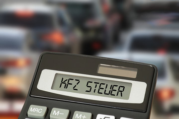 Autos und Taschenrechner für die Berechnung der KFZ Steuer