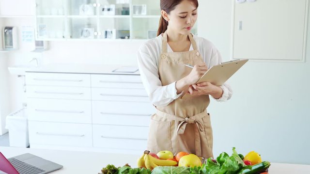 食材をチェックする女性