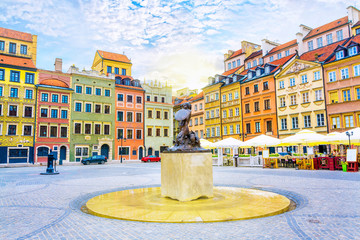 Fototapeta premium Fountain Mermaid and colorful houses on Old Town Market square in Warsaw, capital of Poland