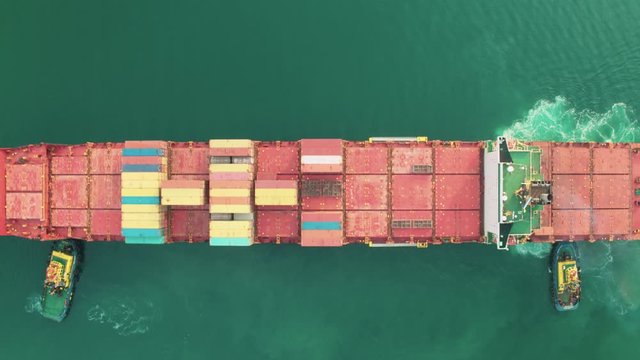 Buque porta contenedores atracando en puerto