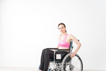 Plakat スポーツウェアを着て車椅子に乗る外国人の女性
