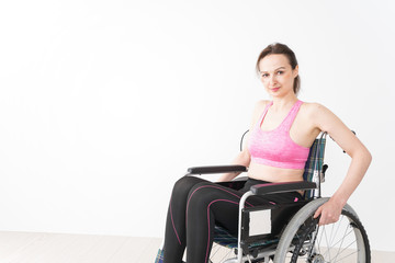 Plakat スポーツウェアを着て車椅子に乗る外国人の女性