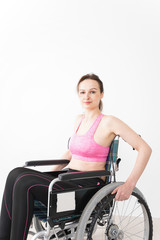 Obraz na płótnie Canvas スポーツウェアを着て車椅子に乗る外国人の女性
