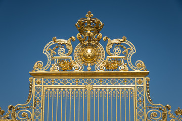 portail doré et luxueux du château de Versailles