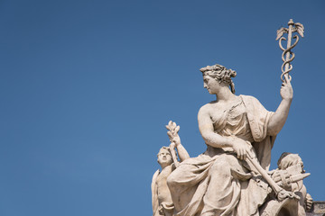 Fototapeta na wymiar statue représentant la justice, la médecine et le pouvoir