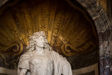 une sculpture de Louis XIV le roi soleil. une statue du roi de France Louis XIV - obrazy, fototapety, plakaty