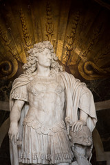 Fototapeta na wymiar une sculpture de Louis XIV le roi soleil. une statue du roi de France Louis XIV