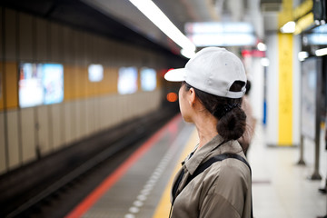 電車・ホーム・女性