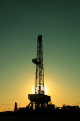 Obraz premium Oil drilling derrick in oilfield