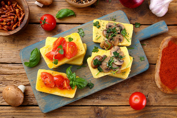 polenta delizioso aperitivo con pomodoro funghi e spezie © denio109