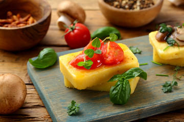 polenta delizioso aperitivo con pomodoro funghi e spezie