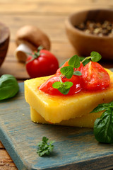 polenta delizioso aperitivo con pomodoro funghi e spezie