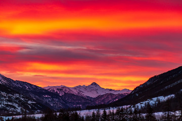 Fototapeta na wymiar Cielo de fuego en el atardecer de los Alpes.