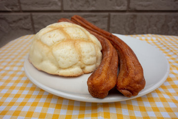 皿の上のメロンパンとチュロス