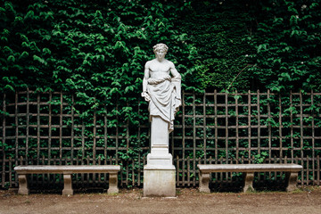 Statue grecque dans les jardins du château de Versailles. Romantisme de la Renaissance. Passé...