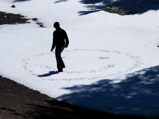 Person im Schnee mit Fußspuren Smiley