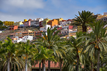 Fototapeta na wymiar bunte Häuser in San Sebastian / La Gomera