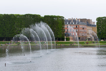 Fontaines et jets d'eau aux jardins de Versailles. Les fontaines du jardin de Versailles. Fontaines des jardins de Verailles
