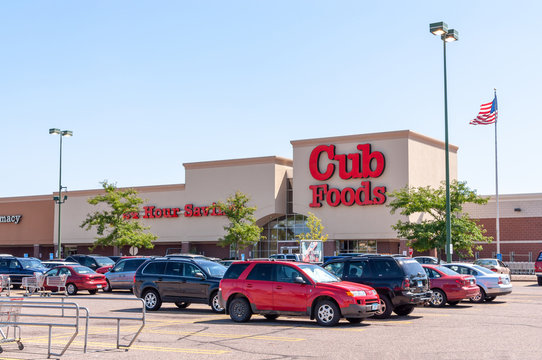 Customers parked cars in front of the building of Cub Foods. The place is a supermarket chain with 77 stores in Minnesota and Illinois.