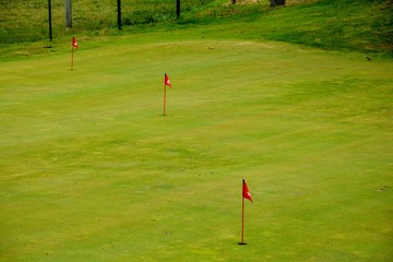 banderas rojas en un pequeño campo de golf