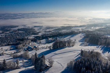 Winterlandschaft in der Schweiz, verschneite Luftaufname - 296712270