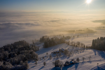 Hochnebel im Flachland, Luftaufnahme vom Sonnenaufgang - 296712276