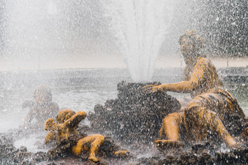 Une statue et une fontaine dorée à Versailles. Un bassin avec des statues dorées dans les...