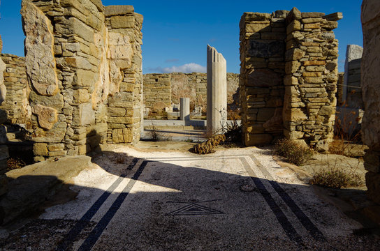 Antike und historische Tempel Ruinen mit S&auml;ulen und Mauern auf Museum Insel Ausgrabungsst&auml;tte Delos in Griechenland im &Auml;g&auml;ischen Meer mit Apollon Heiligtum