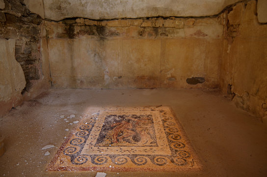 Antike und historische Tempel Ruinen mit S&auml;ulen und Mauern auf Museum Insel Ausgrabungsst&auml;tte Delos in Griechenland im &Auml;g&auml;ischen Meer mit Apollon Heiligtum