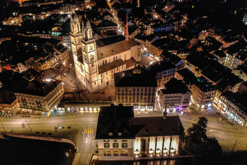Grossmünster bei nacht in Zürich, Luftaufname - 296714629