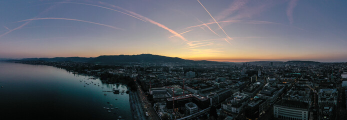 Panorama von Zürich in der Dämmerung, Luftaufnahme