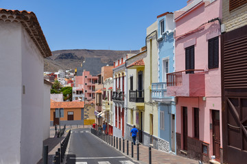 Fototapeta na wymiar bunte Häuser in San Sebastian - Insel La Gomera