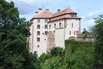 Fototapeta na wymiar Die Burg Lützelstein im kleinen Ort La Petite-Pierre 