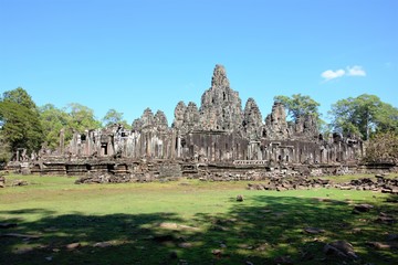 Fototapeta na wymiar Ruinas de gran templo en Camboya
