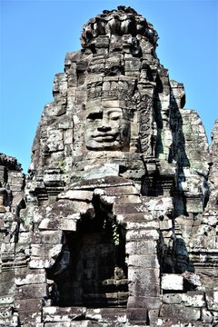Antiguo templo de piedra con efigies en Camboya