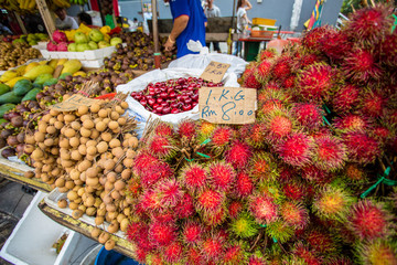 Marktstand mit exotischen Früchten 
