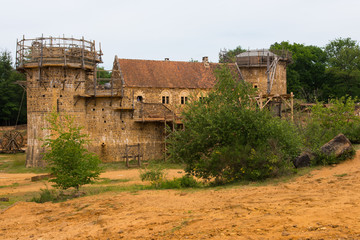 Un ch&acirc;teau fort. La construction du ch&acirc;teau fort de Gu&eacute;delon.