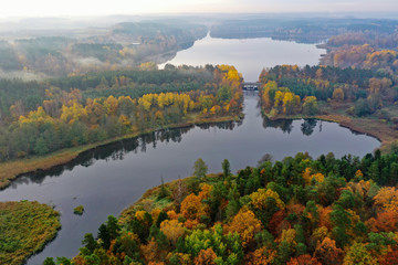 jesienny mglisty poranek na Warmii w północno-wschodniej Polsce - obrazy, fototapety, plakaty