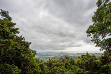 Berge und dunkler Himmel mit Wolken