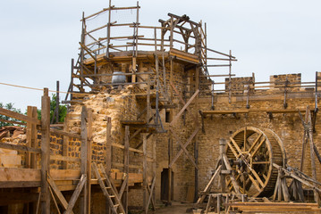 Fototapeta premium Construction d'un château fort historique au Moyen-âge en pierre