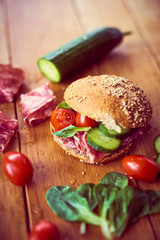 Salami Sandwich Gurke Tomaten Sesam