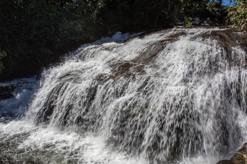 Fluss mit Wasserfall