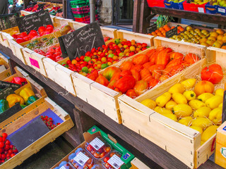 Marktstand mit Obst und Früchten