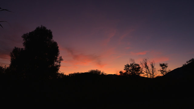 Immagine del cielo al tramonto con luce viola e rosa