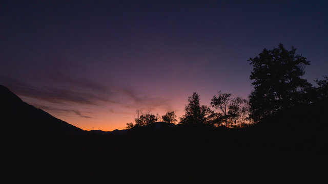 Immagine del cielo al tramonto con luce viola e rosa