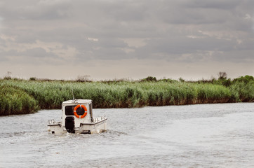 Un bateau navigant sur une rivière. Un bateau sur un canal d'eau. Un bateau sur une rivière. Un bateau partant.